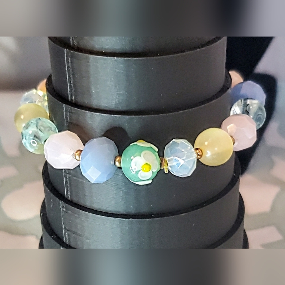 2 Beautiful Faceted Stone Beads Bracelet Floral Accents. Set Of 2. - Picture 4 of 9